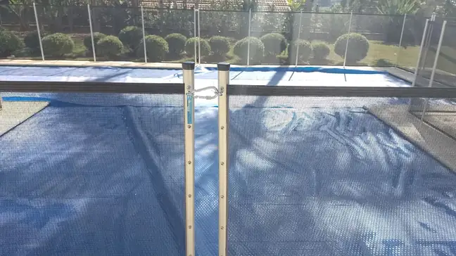 Portão e tela de proteção removível para piscina